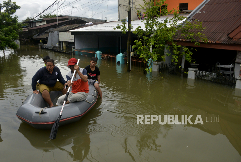 Warga menggunakan perahu karet melintasi jalan yang terendam banjir di Perumnas Antang, Kecamatan Manggala, Makassar, Sulawesi Selatan, Sabtu (18/2/2023). Badan Nasional Penanggulangan Bencana (BNPB) mencatat 55 kejadian bencana selama 13-19 Februari 2023.
