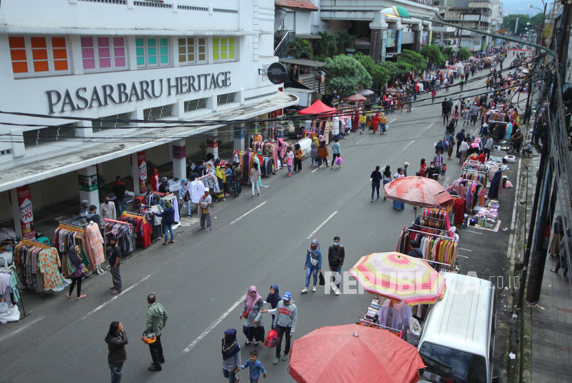 Pedagang kaki lima (PKL) dan pengunjung memadati kawasan Pasar Baru, Kota Bandung, Kamis (21/5). Meski Pasar Baru masuk dalam kawasan yang ditutup saat Pembatasan Sosial Berskala Besar (PSBB), menjelang Lebaran para pedagang tetap nekat berjualan, tidak hanya di trotoar mereka pun turun ke jalan