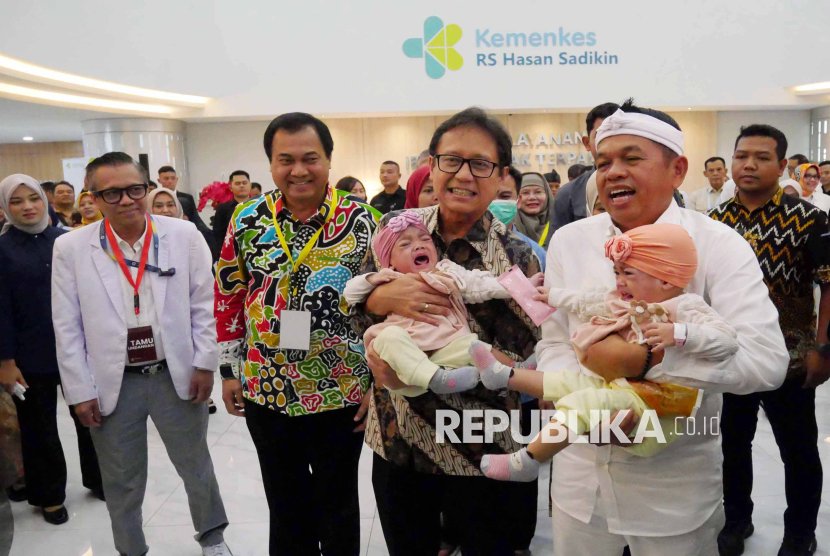 Gubernur Jawa Barat Dedi Mulyadi, Menteri Kesehatan Budi Gunadi Sadikin, dan Dirut RS Hasan Sadikin (RSHS) Rachim Dinata Marsidi menggendong bayi kembar siam Nadia dan Nadira usai acara Kick Off Intervensi Pencegahan dan Penurunan Angka Kematian Ibu dan Kematian Bayi di RSHS, Kota Bandung, Selasa (19/6/2025). Bayi kembar siam asal Tasikmalaya tesebut berhasil dipisahkan setelah menjalani operasi oleh tim ahli RSHS.