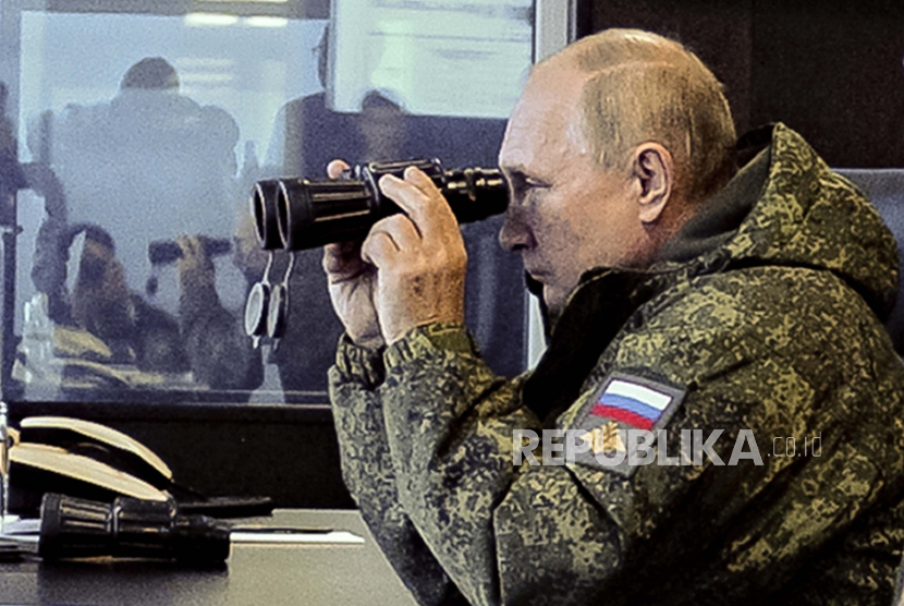 FILE - Presiden Rusia Vladimir Putin menyaksikan latihan militer Vostok 2022 (Timur 2022) di Rusia timur jauh, di luar Vladivostok, pada 6 September 2022. Ancaman Putin untuk digunakan