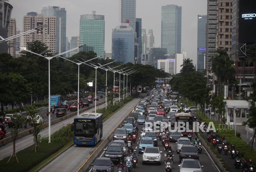 Sejumlah kendaraan terjebak kemacetan di Jalan Jenderal Sudirman, Jakarta, Kamis (15/2/2024). Pemprov Jakarta meniadakan ganjil-genap pada Senin 16 September.