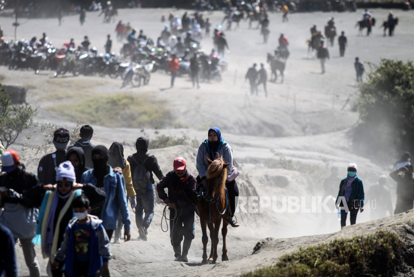 Pemilik mengantarkan pengunjung berkuda di Gunung Bromo, Probolinggo, Jawa Timur, Ahad (13/6/2021). Para pemilik kuda tersebut menawarkan jasanya kepada wisatawan yang ingin menuju puncak Gunung Bromo menggunakan kuda dengan tarif Rp50 ribu sampai Rp150 ribu. 