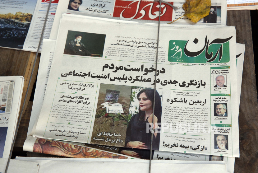  Surat kabar harian Iran melaporkan kematian Mahsa Amini, di Teheran, Iran, 18 September 2022. Mahsa Amini, seorang gadis berusia 22 tahun, ditahan pada 13 September oleh unit polisi yang bertanggung jawab untuk menegakkan aturan berpakaian ketat Iran untuk wanita. Amini dinyatakan meninggal pada 16 September, setelah mengalami koma selama 3 hari. Protes pecah di Saqez, kampung halaman Amini selama pemakamannya pada 17 September.