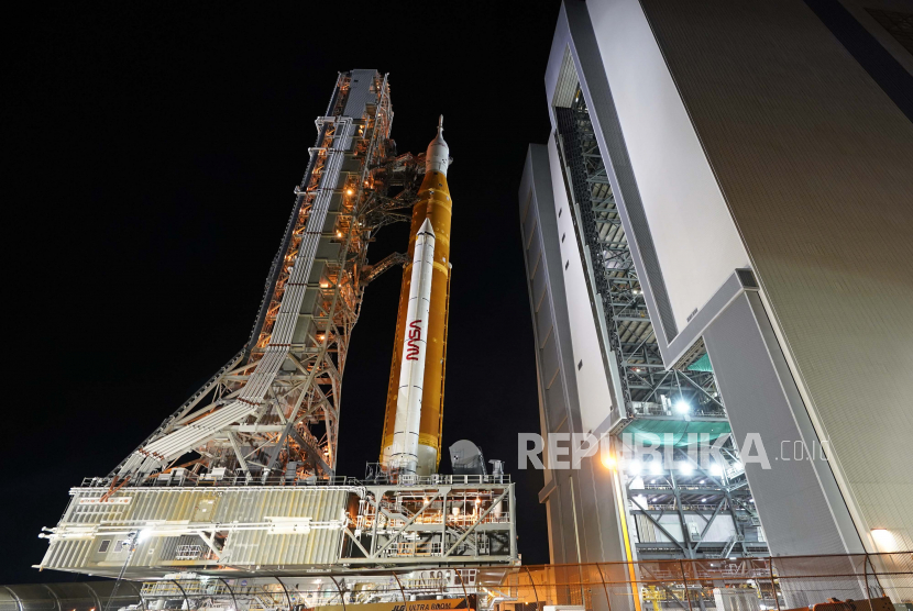 Roket NASA Artemis dengan pesawat ruang angkasa Orion meninggalkan Gedung Perakitan Kendaraan bergerak perlahan ke landasan 39B di Pusat Antariksa Kennedy, Senin, 6 Juni 2022, di Cape Canaveral, Florida. 