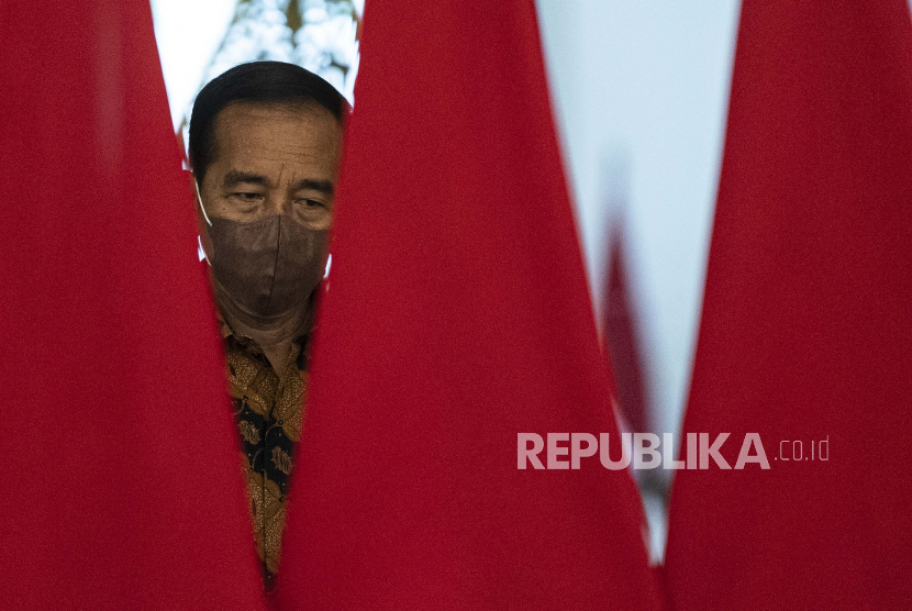Presiden Joko Widodo tiba untuk menyampaikan keterangan pers di Istana Merdeka, Jakarta. Jokowi mengatakan pemerintah berencana mencabut status PPKM sebagai tanda peralihan dari pandemi Covid-19 menjadi endemi. (ilustrasi)
