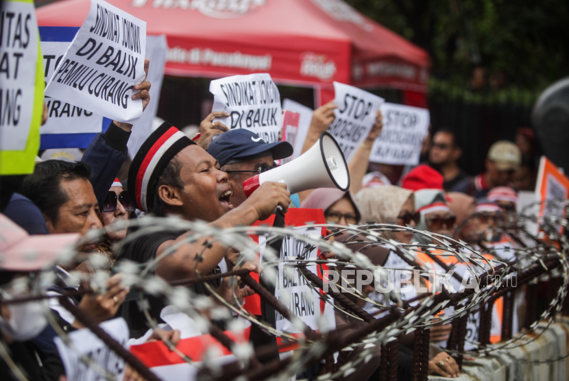 Sejumlah massa aksi melakukan unjuk rasa di depan gedung KPU, Jakarta, Jumat (16/2/2024). Dalam unjuk rasa tersebut massa aksi meminta KPU bersikap netral dan tidak melakukan kecurangan dalam penyelenggaraan Pemilu.