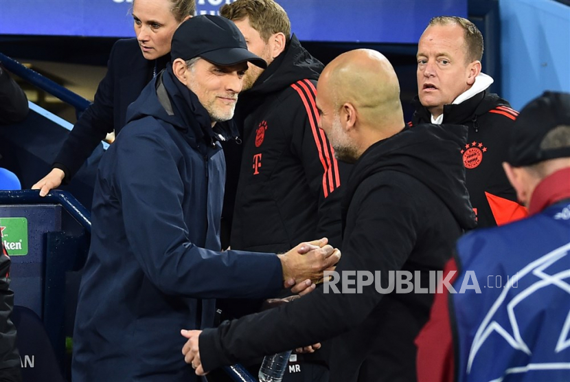 Pelatih Manchester City Josep Guardiola (kanan) bersalaman dengan pelatih Bayern Munchen Thomas Tuchel pada leg pertama perempat final Liga Champions 2022/2023.