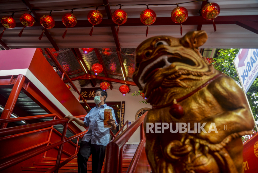 Sejumlah umat Tionghoa turun dari tangga saat melakukan ibadah di Vihara Dharma Bakti, Glodok, Jakarta.