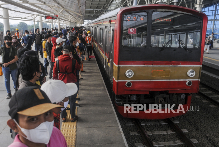 Sejumlah penumpang berpindah tujuan kereta saat penerapan switch over (SO) ke-5 di Stasiun Manggarai, Jakarta, Senin (30/5/2022). KAI Commuter menyiapkan kereta feeder untuk mengurai kepadatan di Stasiun Manggarai.