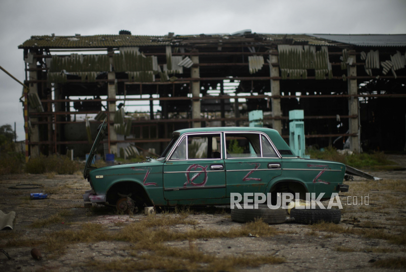Sebuah mobil terbengkalai tergeletak di tanah di pabrik gandum yang rusak parah tempat pasukan Rusia mengumpulkan kendaraan yang hancur di kota Lyman yang direbut kembali, Ukraina, Selasa, 11 Oktober 2022.