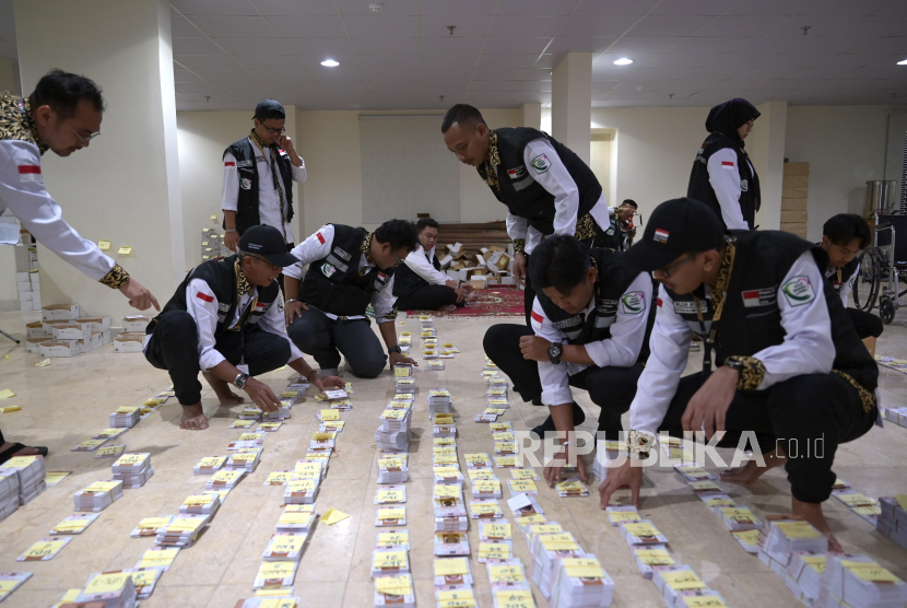 Petugas Penyelenggara Ibadah Haji (PPIH) bagian Media Center Haji membantu mengelompokkan kartu pintar atau smart card jamaah calon haji Indonesia di Makkah, Arab Saudi, Selasa (21/5/2024). 