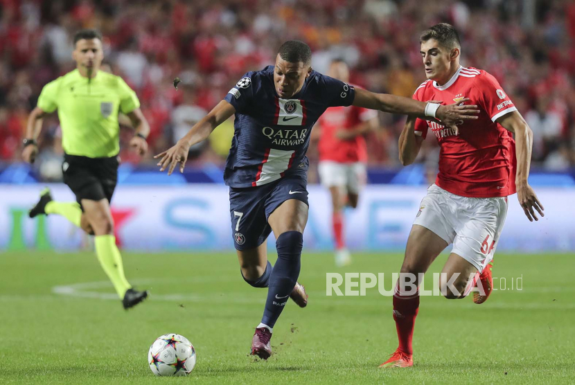  Antonio Silva (kanan) dari Benfica beraksi dengan Kylian Mbappe dari Paris Saint Germain selama pertandingan Grup H Liga Champions UEFA antara SL Benfica dan Paris Saint Germain di Stadion Luz di Lisbon, Portugal, Kamis (6/10/2022) dini hari WIB. 