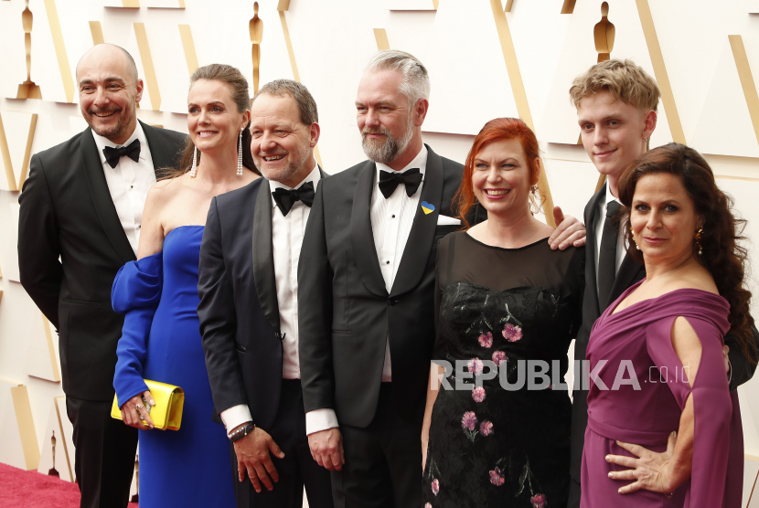  Kim Magnusson (3-L), Martin Strange-Hansen (C) dan para tamu tiba untuk upacara Academy Awards tahunan ke-94 di Dolby Theatre di Hollywood, Los Angeles, California, AS, 27 Maret 2022. Oscar diberikan untuk individu yang luar biasa atau upaya kolektif dalam pembuatan film dalam 24 kategori.