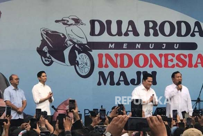 Capres Prabowo Subianto bersama Erick Thohir berkampanye di hadapan ribuan warga yang tergabung dalam Komunitas Ojol Penggemar Erick Thohir di Lapangan Banteng, Jakarta, Jumat (19/1/2024)