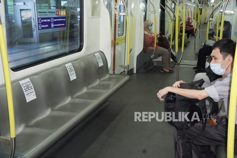 Penumpang LRT Rapid KL duduk berjauhan berdasarkan tempat duduk yang ditentukan. Pemerintah Taiwan akan kenalkan social distancing untuk tekan penularan Covid-19. Ilustrasi.