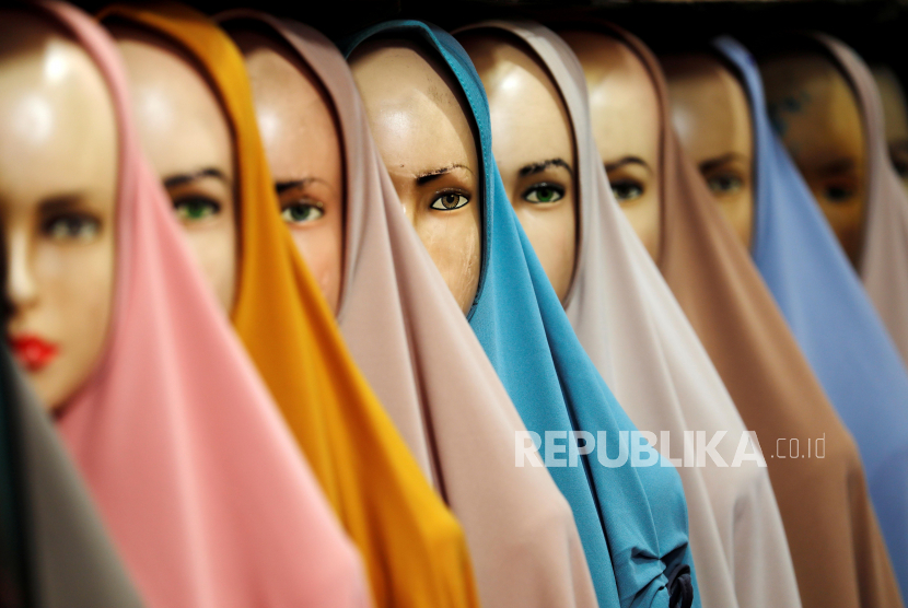 Deretan jilbab yang dijual di kios pasar tekstil Tanah Abang di Jakarta, Indonesia, beberapa waktu lalu. Dalam Kondisi Apa Muslimah Boleh Mengusap Jilbab Saat Wudhu?