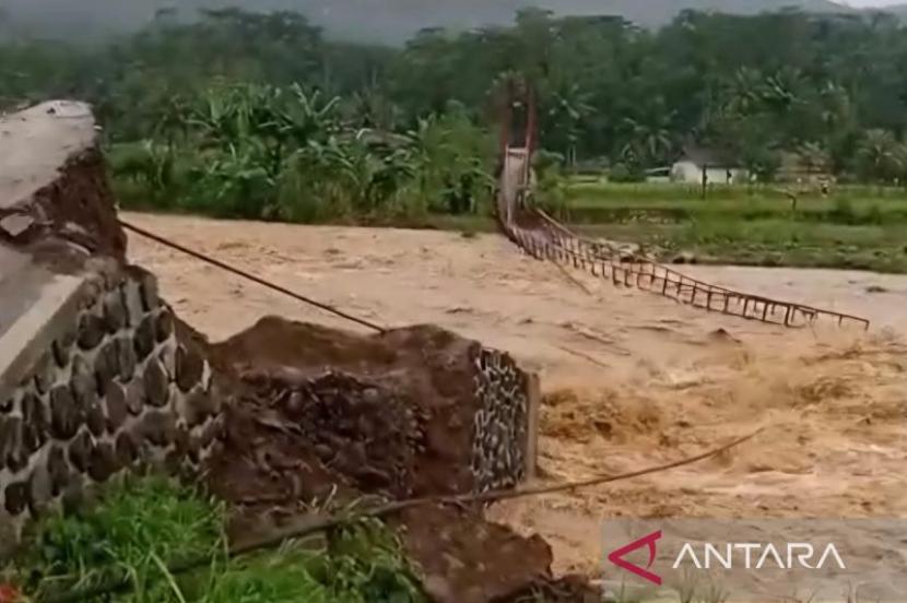 Disperkim Cianjur Perbaiki Lima Jembatan Rusak Akibat Pergeseran Tanah