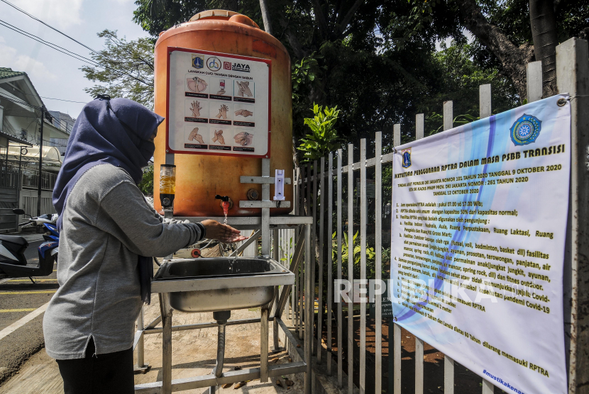 Warga mencuci tangan sebelum memasuki Ruang Publik Terpadu Ramah Anak (RPTRA) Kenanga di Cideng, Gambir, Jakarta, Selasa (20/10). Total kasus positif paparan Covid-19 di Jakarta menembus angka 96.217 kasus. Pada Selasa (20/10) terjadi penambahan sebanyak 964 kasus dari jumlah sebelumnya 95.253 kasus.
