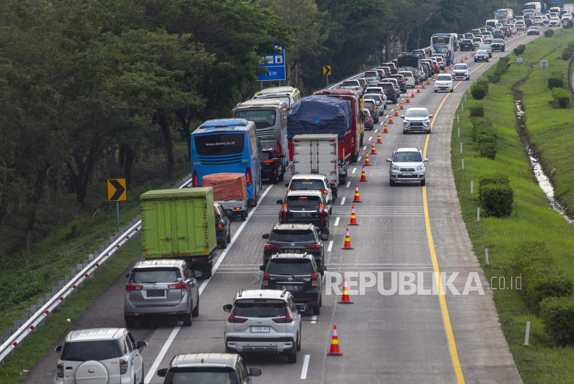 Sejumlah kendaraan melintas di Jalan Tol Cikopo-Palimanan (Cipali) Majalengka, Jawa Barat, Sabtu (23/12/2023). Untuk mengurai kepadatan kendaraan pada puncak arus mudik Natal 2023, Korlantas Polri memberlakukan sistem lawan arah (Contra Flow) di jalan tol Cipali. 