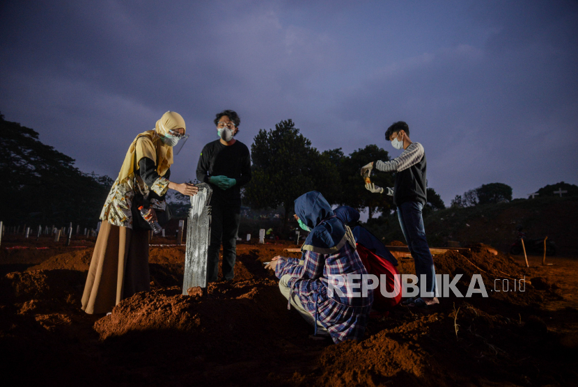 Keluarga jenazah pasien Covid-19 menghadiri prosesi pemakaman  di TPU Pondok Ranggon, Jakarta Timur, Rabu (2/9).