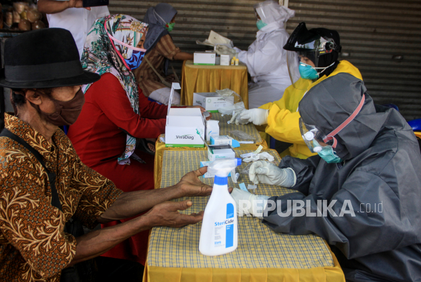 Petugas kesehatan melakukan pemeriksaan cepat atau rapid test COVID-19 di salah satu pasar di Sidoarjo, Jawa Timur. Sebanyak 140 orang pedagang yang ada di Pasar Taman, Sidoarjo, Jawa Timur mengikuti uji cepat (rapid test) sebagai upaya memutus rantai pandemi COVID-19 khususnya di dalam pasar.