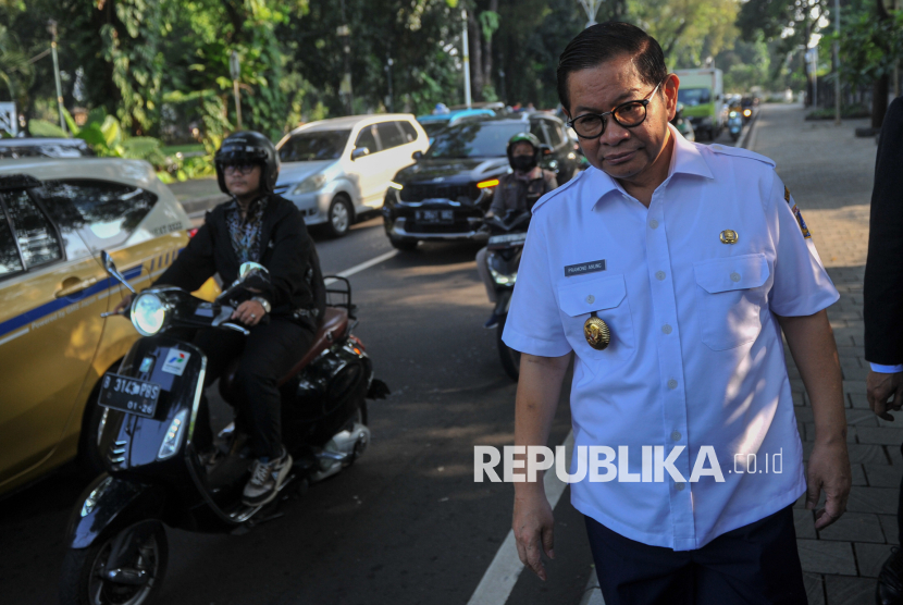 Gubernur DKI Jakarta Pramono Anung berjalan dari rumah dinasnya menuju Halte bus Transjakarta Taman Suropati, Jakarta, Rabu (30/4/2025).