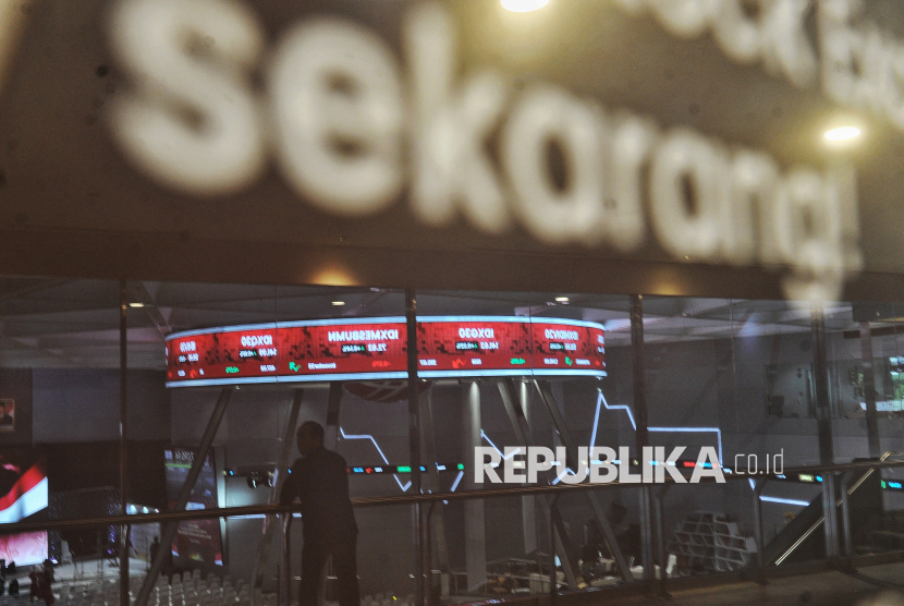 Pekerja mengamati layar yang menampilkan data pergerakan perdagangan saham saat pembukaan perdagangan saham tahun 2025 di Gedung Bursa Efek Indonesia, Jakarta, Kamis (2/1/2025). 