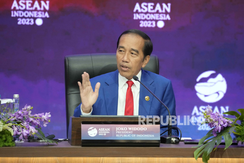 Presiden RI Joko Widodo memberi isyarat saat berbicara kepada media saat konferensi pers di akhir KTT ASEAN di Jakarta, Indonesia, Kamis, 7 September 2023.