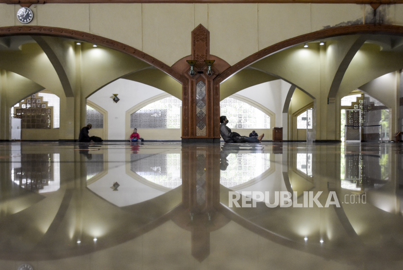Masjid Pusdai, Kota Bandung. Ilustrasi Sholat Tahajud, Niat Dua Rakaat dan Doa (Arab. Latin, dan Terjemahan)