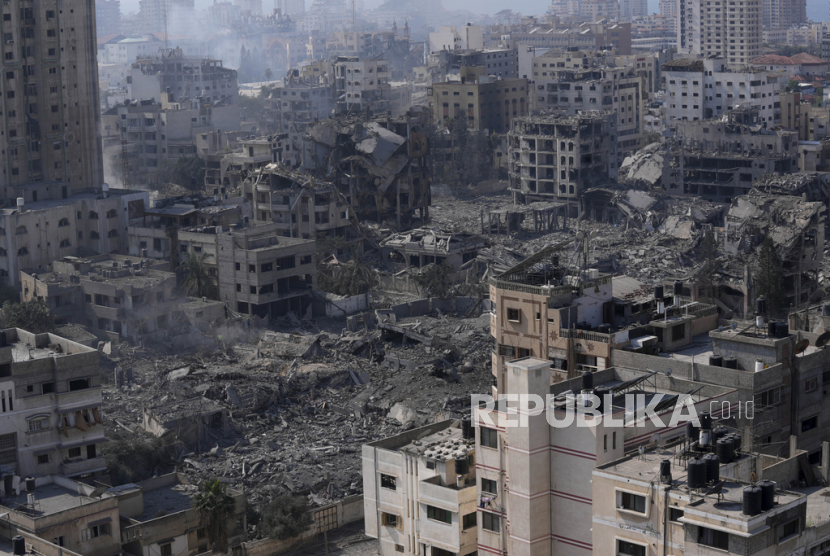 Kehancuran akibat pengeboman udara Israel terlihat di Kota Gaza, pada 11 Oktober 2023.