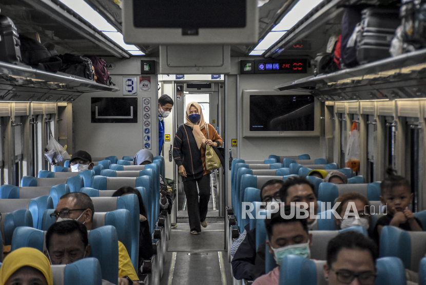 Penumpang berada di dalam rangkaian gerbong KA Argo Parahyangan di Stasiun Bandung, Kota Bandung. Dirut PT KAI, Didiek Hartantyo mengatakan, masa angkutan Nataru untuk kereta api berlangsung 18 hari dimulai dari 22 Desember 2022-8 Januari 2023. Untuk itu, persiapan-persiapan angkutan kereta api untuk Nataru dilakukan.