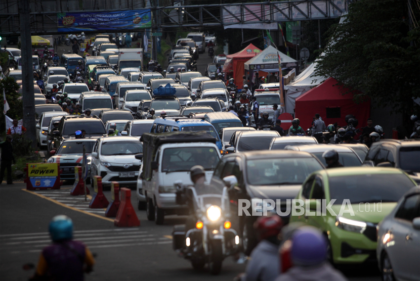 (Ilustrasi) Sejumlah kendaraan antre melintas pada H-2 lebaran di Jalan Raya Puncak, Kabupaten Bogor, Jawa Barat, Senin (8/4/2024). 