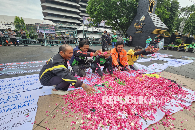 Ratusan mitra pengemudi dan pengojek daring dari berbagai aplikasi menggelar unjuk rasa di depan Kantor Gubernur dan Gedung DPRD Jawa Tengah (Jateng) di Jalan Pahlawan, Kota Semarang, Selasa (20/5/2025). (Kamran Dikarma)