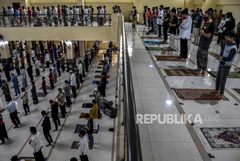 Sejumlah umat muslim melaksanakan ibadah Sholat Jumat di Masjid Agung Kota Cimahi, Jalan Kaum, Kota Cimahi.