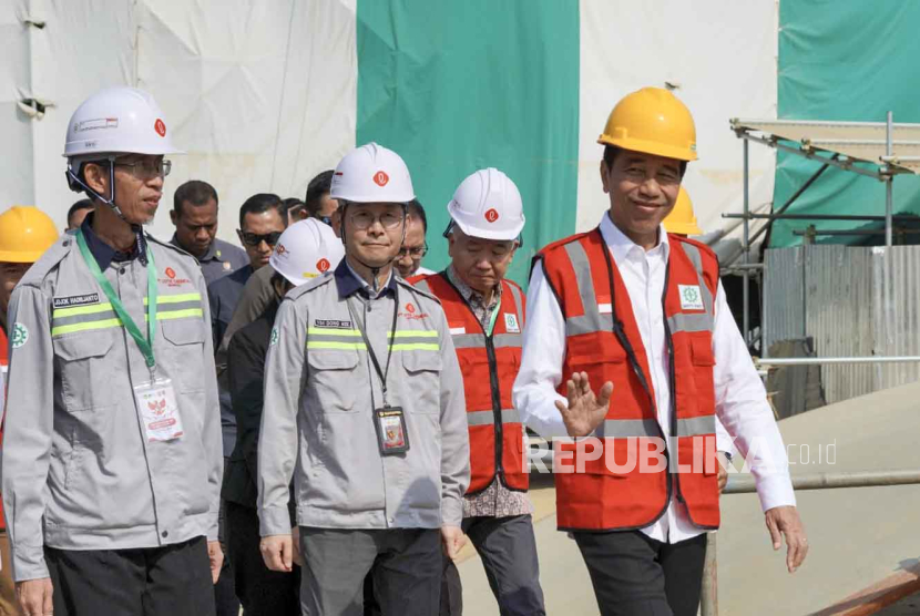 Foto dari Kedubes Korsel di Jakarta menunjukkan Presiden Joko Widodo meninjau pembangunan pabrik Lotte Chemical Corp di Cilegon, Banten, Selasa (12/9/2023).
