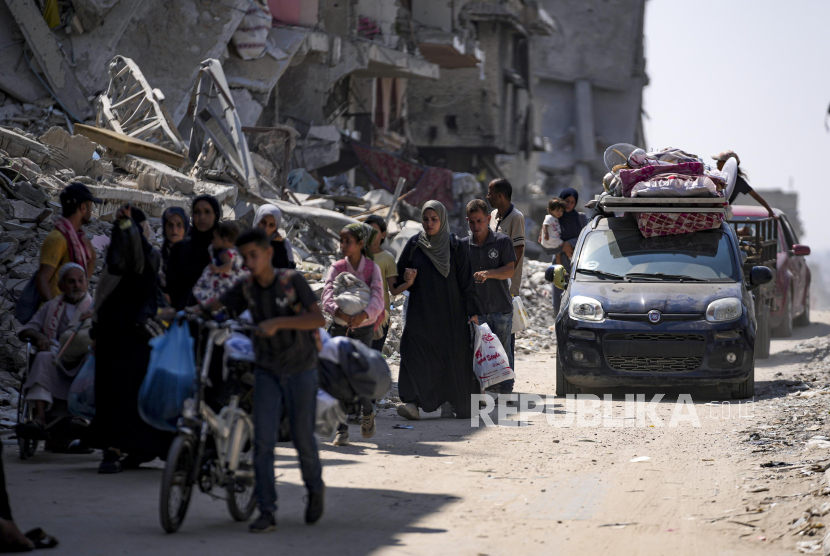 Warga Palestina berjalan untuk mengungsi akibat serangan Israel di Khan Younis, Jalur Gaza, Senin (22/7/2024). Ribuan warga di Khan Younis melarikan diri dari serangan udara dan operasi militer Israel. Kementerian Kesehatan di Gaza yang dikuasai Hamas melaporkan serangan Israel ke Khan Younis, selatan Jalur Gaza tersebut menewaskan 70 orang dan melukai lebih dari 200 lainnya.