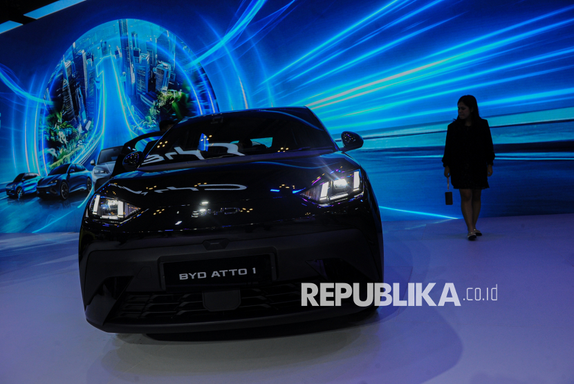 Mobil BYD Atto 1 dipamerkan pada acara Gaikindo Indonesia Internasional Auto Show (GIIAS) 2025 di ICE BSD, Tangerang, Banten, Rabu (23/7/2025). Mobil tersebut memiliki dua pilihan baterai yakni 30,08 kWh dengan jarak tempuh 300 km dan 38,88 dengan jarak tempuh 380 km melalui metode pengetesan NEDC (New European Driving Cycle).