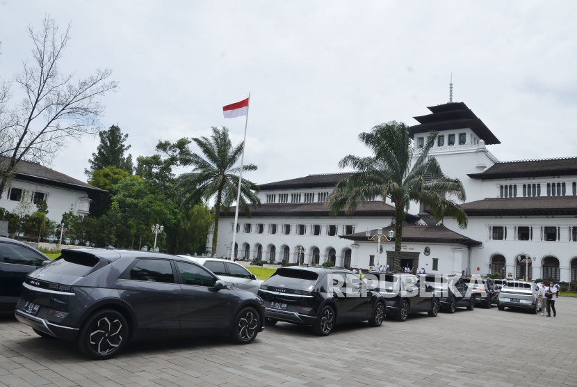 Puluhan mobil listrik merek Hyundai Ioniq 5 bejejer di halaman Gedung Sate, Jalan Diponegoro, Kota Bandung, Rabu (1/2/2023). Pemprov Jawa Barat (Jabar) mendatangkan puluhan mobil listrik baru untuk keperluan operasional kepala dinas. Mobil listrik itu diperuntukkan bagi kepala organisasi perangkat daerah (OPD) di lingkungan Pemprov Jabar.