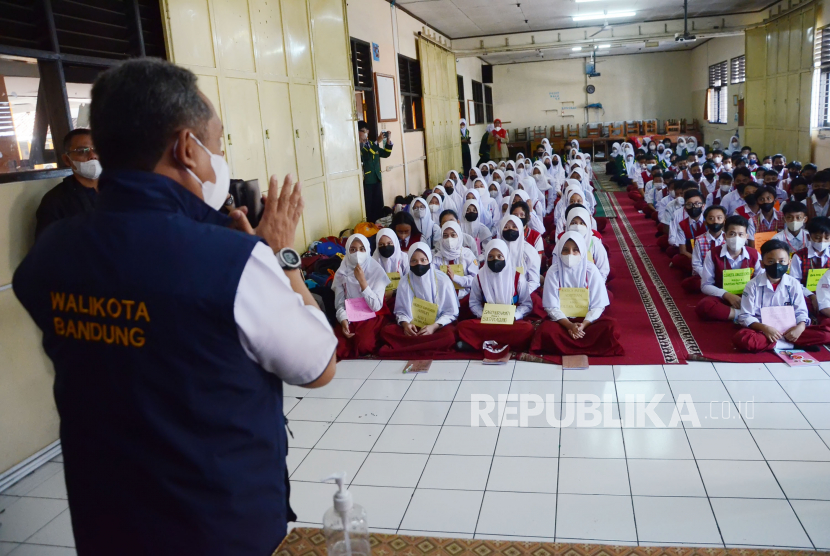 Wali Kota Bandung Yana Mulyana hadir di tengah siswa baru saat meninjau pelaksanaan Masa Pengenalan Lingkungan Sekolah (MPLS) di SMPN 15 Kota Bandung, Selasa (19/7). Yana mengatakan pelaksanaan Pertemuan Tatap Muka (PTM) dan MPLS harus menyesuaikan dengan adaptasi kebiasaan baru. Selain dikenalkan lingkungan sekolah, siswa juga diajarkan untuk menerapkan protokol kesehatan. Walaupun saat ini Kota Bandung masuk pada PPKM Level 1 tetapi penerapan prokes harus tetap dilakukan untuk menghindari penambahan kasus Covid-19.