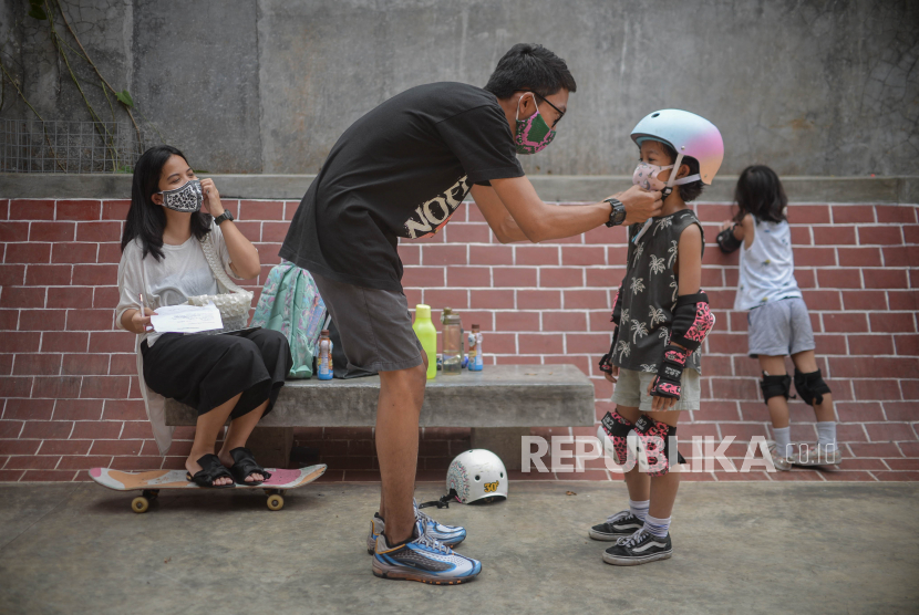 Keutamaan Doa Anak Bagi Orang Tuanya. Orang tua memasangkan masker kepada anaknya saat berlatih skateboard di Crooz School of Skate di kawasan Duren Tiga, Jakarta, Sabtu (12/9). Sekolah skateboard tersebut  menggelar latihan dua kali dalam seminggu untuk melatih motorik anak dengan tetap menerapkan protokol kesehatan seperti menggunakan masker, menyediakan fasilitas cuci tangan serta membatasi jumlah siswa yang berlatih. Agenda tersebut merupakan latihan terakhir menjelang pembatasan sosial berskala besar (PSBB) secara total pada 14 September 2020 mendatang di DKI Jakarta.  Republika/Thoudy Badai