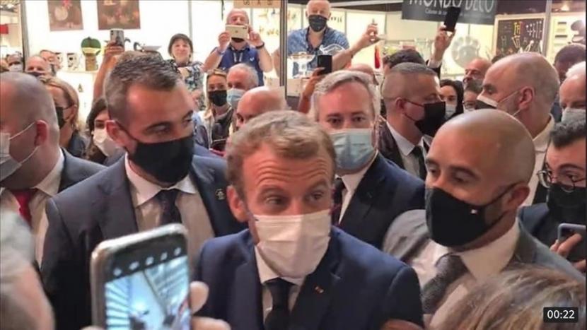 Saat kejadian, Macron tengah menyapa para pengunjung pameran dan bersosialisasi.