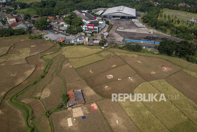 Suasana area persawahan (ilustrasi). Pemerintah Kabupaten Agam, Sumatra Barat, mengalokasikan dana sebesar Rp 12,74 miliar pada Anggaran Pendapatan dan Belanja Daerah (APBD) 2022 untuk program penyediaan dan pengembangan prasarana pertanian.