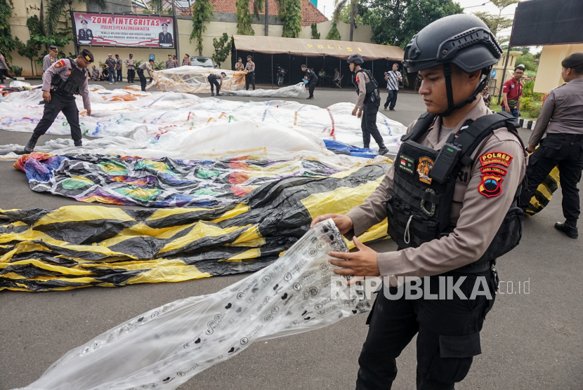 Polisi menata hasil tangkapan balon udara liar. Polisi menyelidiki insiden balon udara yang jatuh dan meledak di Pacitan Jatim.