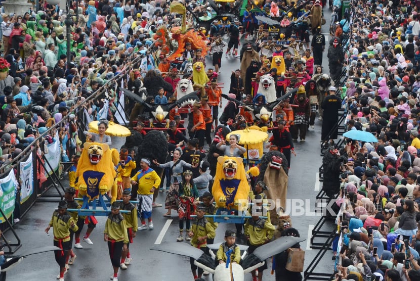 Iring-iringan seni budaya memeriahkan karnaval di Kota Bandung (Ilustrasi)