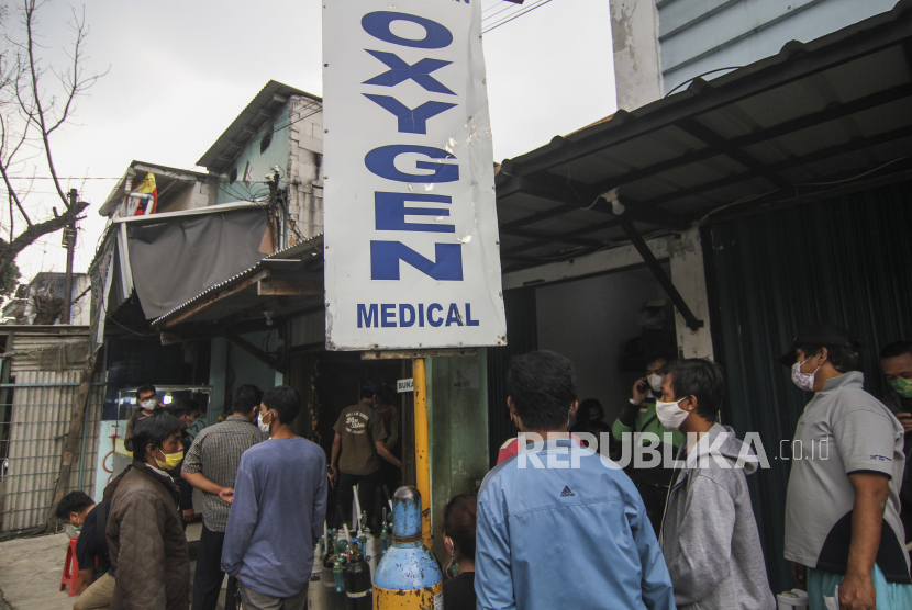 Sejumlah warga mengantre untuk mengisi ulang tabung gas oksigen di Kawasan Manggarai, Jakarta, Senin (28/6/2021). Pedagang mengaku permintaan isi ulang tabung gas oksigen mengalami peningkatan setelah terjadi lonjakan kasus positif COVID-19. 