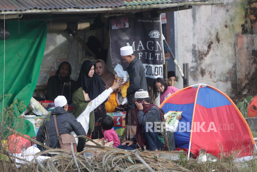 Orang-orang berlindung setelah gempa berkekuatan 5,6 SR, di Cianjur, Indonesia, 22 November 2022. Gempa melanda barat daya Kabupaten Cianjur di Provinsi Jawa Barat, menewaskan 62 orang, menurut Badan Nasional Penanggulangan Bencana (BNPB).
