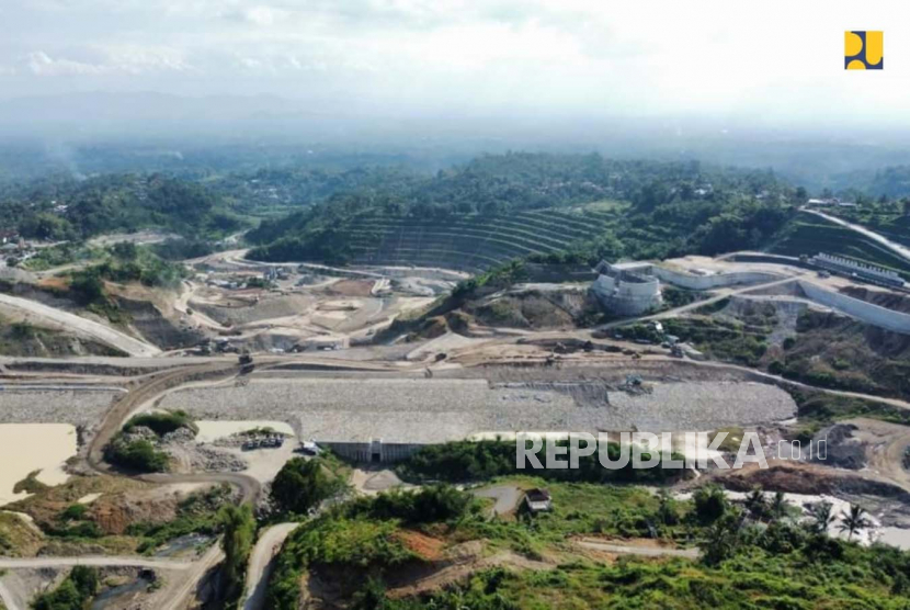 Proyek pembangunan Bendungan Jlantah di Kabupaten Karanganyar, Jawa Tengah berkapasitas tampung 10,97 juta meter kubik.