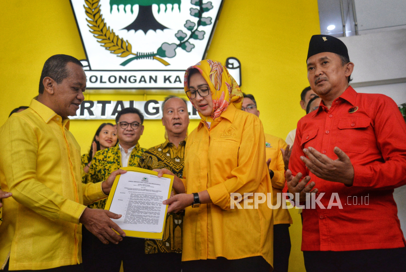 Ketua Umum Partai Golkar Bahlil Lahadalia menyerahkan surat rekomendasi kepada Airin dan Ade sebagai bakal cagub-cawagub Banten, di Kantor DPP Partai Golkar, Jakarta, Selasa (27/8/2024).