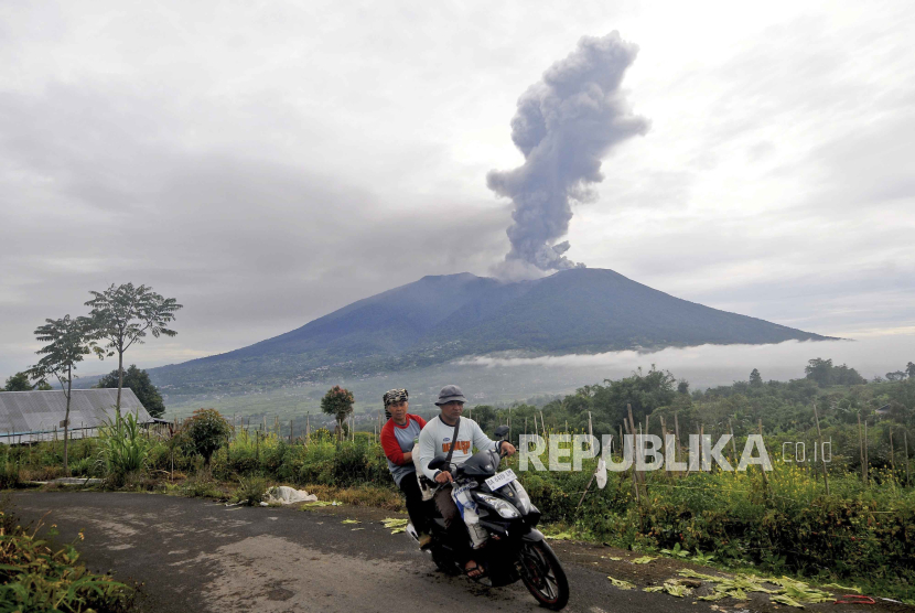 Pengendara melintas saat Gunung Marapi memuntahkan material vulkanik saat terjadi letusan di Agam, Sumatera Barat, Indonesia, Senin, 4 Desember 2023. 