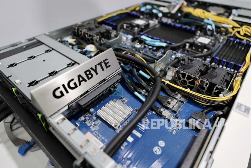  Server data merek GIGABYTE dipamerkan selama pameran COMPUTEX 2022 di Taipei, Taiwan, 24 Mei 2022. Presiden Taiwan Tsai Ing-wen mengatakan Taiwan menantikan memproduksi 